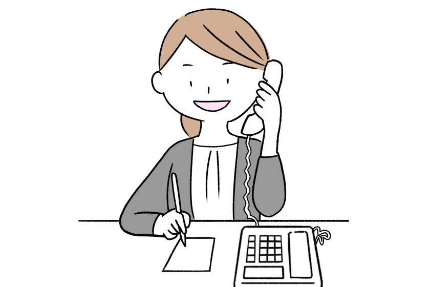 電話を取る女性社員
