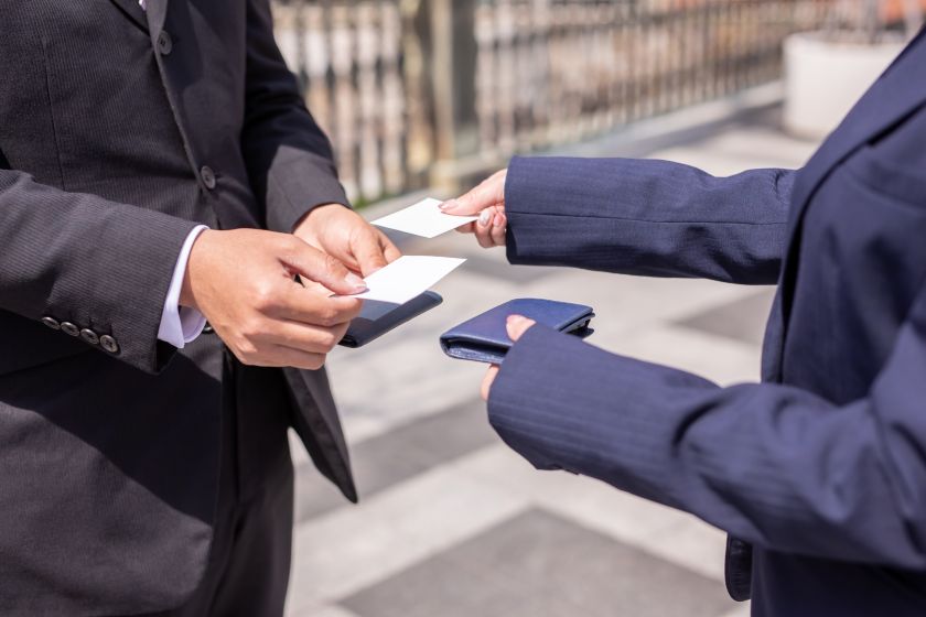 名刺交換する新人社員